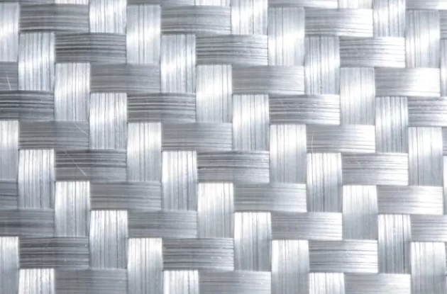 À quoi sert le tapis à noyau en fibre de verre dans les panneaux sandwich ?